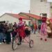 Frío y diversión en el pasacalles circense de Castellanos para celebrar el Carnaval
