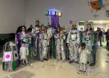 Los vecinos de Doñinos llenan el Centro Polivalente de brillo y color con sus disfraces carnavaleros