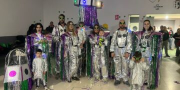 Los vecinos de Doñinos llenan el Centro Polivalente de brillo y color con sus disfraces carnavaleros