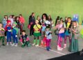Niños y papás disfrutan de la animación y la música en la fiesta de Carnaval de Monterrubio
