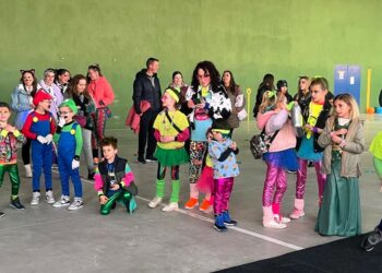 Niños y papás disfrutan de la animación y la música en la fiesta de Carnaval de Monterrubio