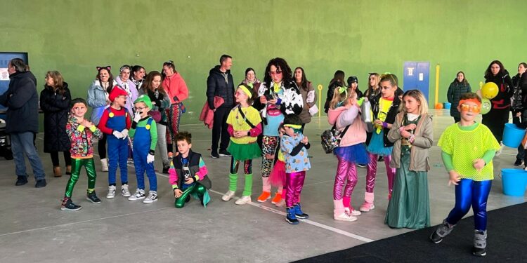 Niños y papás disfrutan de la animación y la música en la fiesta de Carnaval de Monterrubio