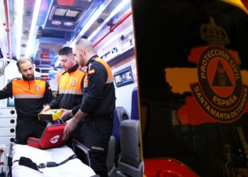 El ex jefe de la agrupación de Santa Marta, Álvaro Alaguero, recibe la Cruz al Mérito de Protección Civil con distintivo azul