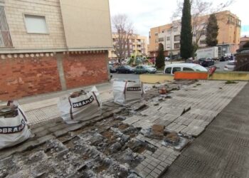 Santa Marta inicia la renovación de los 123m2 del acerado de la plaza Conde de Barcelona