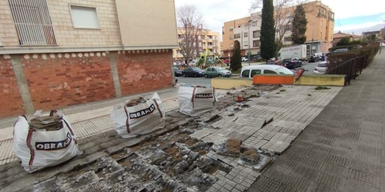 Santa Marta inicia la renovación de los 123m2 del acerado de la plaza Conde de Barcelona