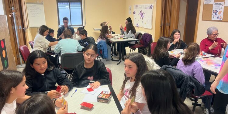 Niños y mayores de Villamayor intercambian juegos y actividades de ocio