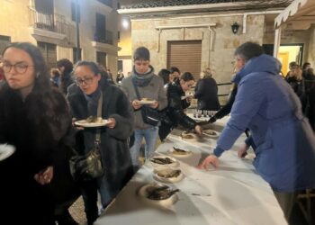 Los vecinos de Villamayor degustan 150 kilos de sardinas asadas para despedir el Carnaval