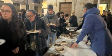 Los vecinos de Villamayor degustan 150 kilos de sardinas asadas para despedir el Carnaval