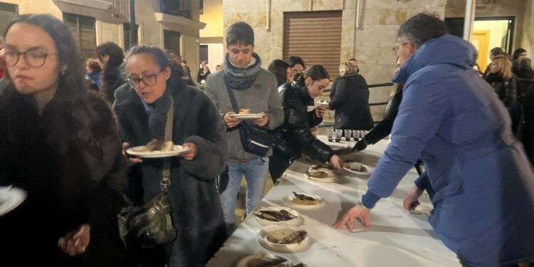 Los vecinos de Villamayor degustan 150 kilos de sardinas asadas para despedir el Carnaval