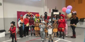 Niños y mayores lucen sus disfraces en el concurso de Carnaval de Villares
