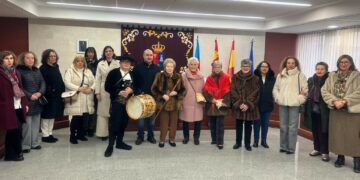 El alcalde de Villares entrega el bastón de mando a la aguedera mayor, Genoveva Sánchez