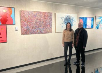 Villares muestra la creatividad artística de David Fronces en una selección de 40 cuadros y esculturas