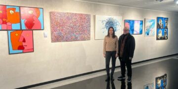 Villares muestra la creatividad artística de David Fronces en una selección de 40 cuadros y esculturas