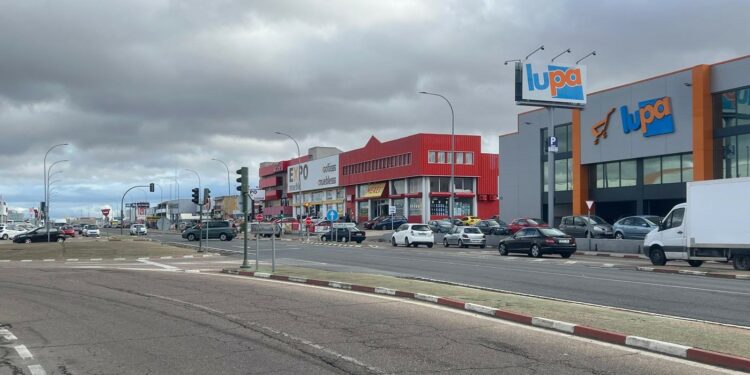 La obra de la ‘rotonda de los supermercados’ obliga a establecer accesos alternativos al polígono Villares