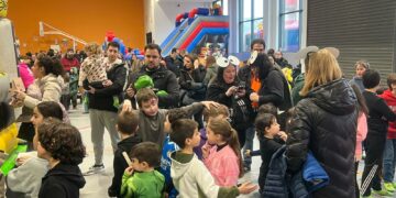 Los niños de Villares llenan los hinchables de Carnaval para disfrutar de los días sin cole