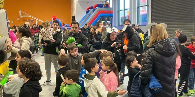 Los niños de Villares llenan los hinchables de Carnaval para disfrutar de los días sin cole
