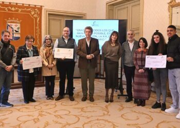 El Centro Materno Infantil Ave María recibe el cheque solidario de la San Silvestre salmantina