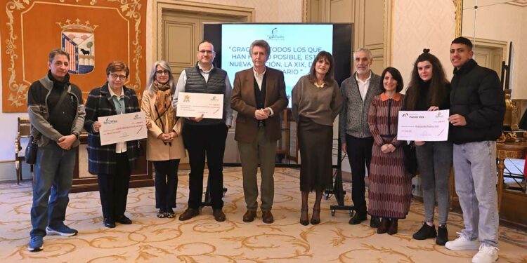 El Centro Materno Infantil Ave María recibe el cheque solidario de la San Silvestre salmantina