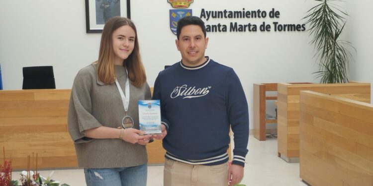 Santa Marta homenajea a Claudia Quintana, subcampeona de gimnasia rítmica de Castilla y León