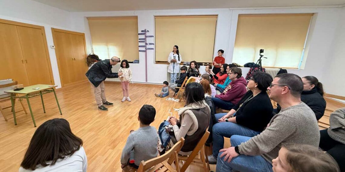 Magia y ciencia se unen en Aldeatejada para celebrar el 8M