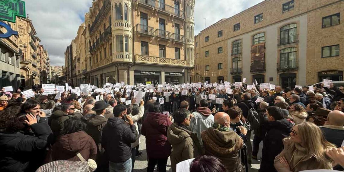 Los trabajadores de Majorel se manifiestan para rechazar el ERE que destruirá 169 empleos en la planta de Carbajosa