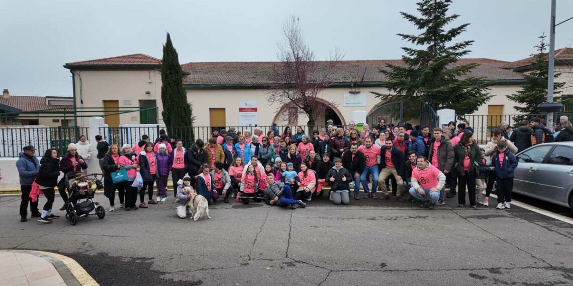 Los vecinos de Aldeatejada marchan de rosa para celebrar el Día Internacional de la Mujer