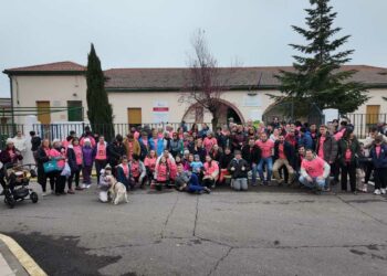 Los vecinos de Aldeatejada marchan de rosa para celebrar el Día Internacional de la Mujer