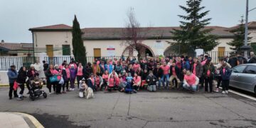 Los vecinos de Aldeatejada marchan de rosa para celebrar el Día Internacional de la Mujer