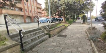 Santa Marta instala barandillas para mejorar la accesibilidad de Signo XXV y plaza Conde de Barcelona