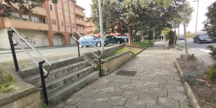 Santa Marta instala barandillas para mejorar la accesibilidad de Signo XXV y plaza Conde de Barcelona