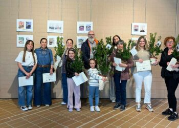 El Ayuntamiento de Carbajosa entrega a los vecinos 15 madroños que serán plantados en espacios públicos