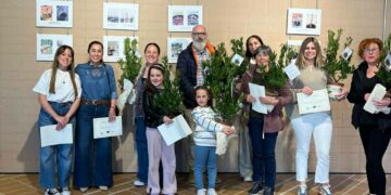 El Ayuntamiento de Carbajosa entrega a los vecinos 15 madroños que serán plantados en espacios públicos
