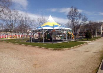 El Ayuntamiento instala la primera carpa en la zona de juegos del parque infantil del frontón