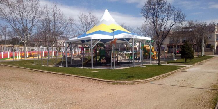 El Ayuntamiento instala la primera carpa en la zona de juegos del parque infantil del frontón
