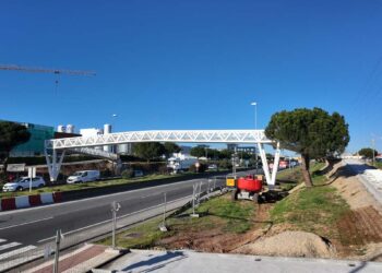 Finaliza la primera fase de la colocación de la pasarela peatonal de Carbajosa