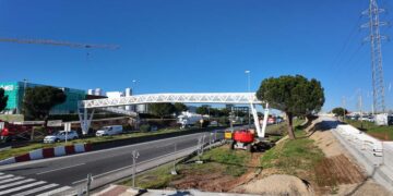 Finaliza la colocación de la pasarela peatonal de Carbajosa