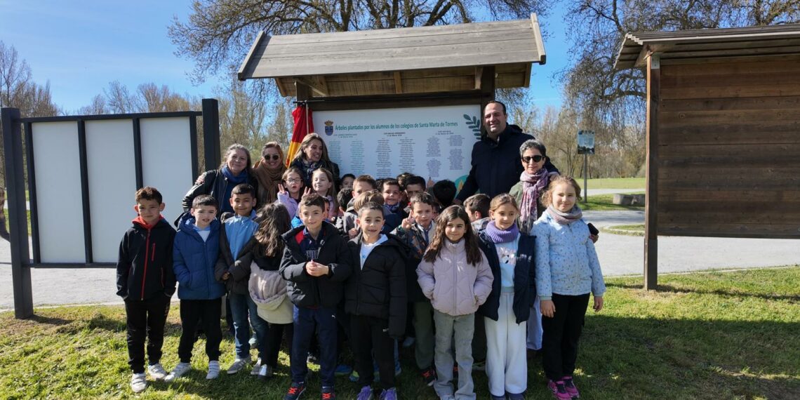 Los escolares de Santa Marta inauguran el panel informativo con los nombres de los participantes en la última plantación de la Isla del Soto