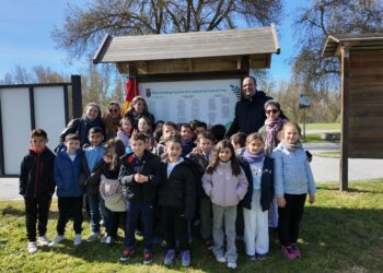 Los escolares de Santa Marta inauguran el panel informativo con los nombres de los participantes en la última plantación