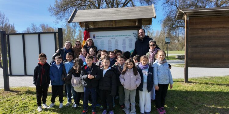 Los escolares de Santa Marta inauguran el panel informativo con los nombres de los participantes en la última plantación de la Isla del Soto