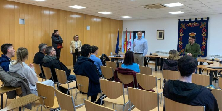 Doñinos comienza el Programa Mixto ‘Bosque Cervero’ que formará a 10 alumnos durante un año