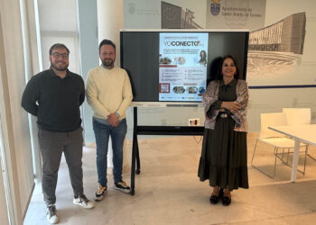 Los mayores de Santa Marta se acercan al mundo digital y a la tecnología con el programa YoConecto