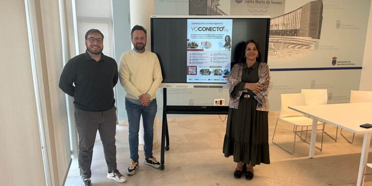 Los mayores de Santa Marta se acercan al mundo digital y a la tecnología con el programa YoConecto