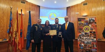 Álvaro Alaguero recibe la Cruz al Mérito con distintivo azul por el servicio prestado a la ciudadanía como miembro de Protección Civil