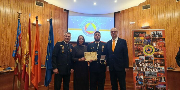 Álvaro Alaguero recibe la Cruz al Mérito con distintivo azul por el servicio prestado a la ciudadanía como miembro de Protección Civil