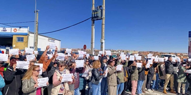 Parón de una hora a las puertas de la planta de Majorel como protesta contra el ERE