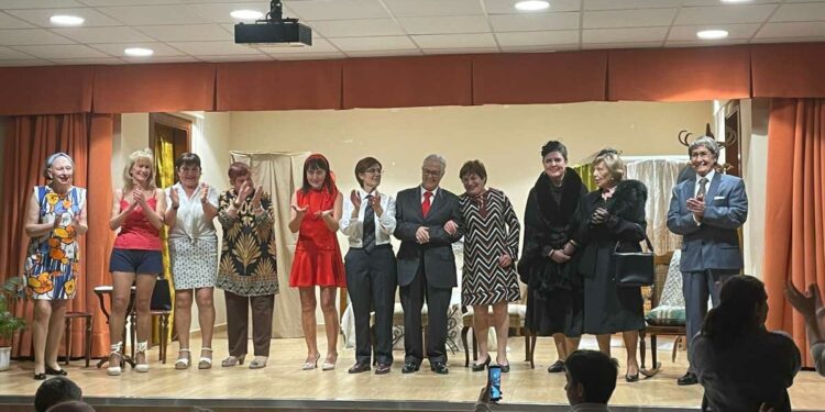 La compañía ‘Telón Verde’ entrega 2.526 euros del teatro solidario a la Fundación Aviva