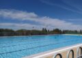 Villamayor trabaja para adjudicar la explotación de las piscinas y el bar de las instalaciones