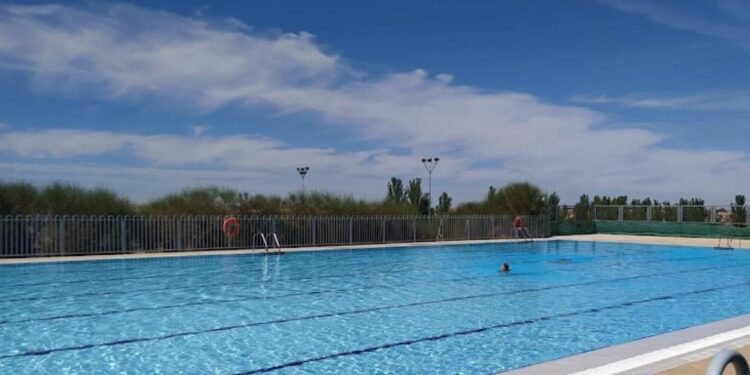 Villamayor trabaja para adjudicar la explotación de las piscinas y el bar de las instalaciones
