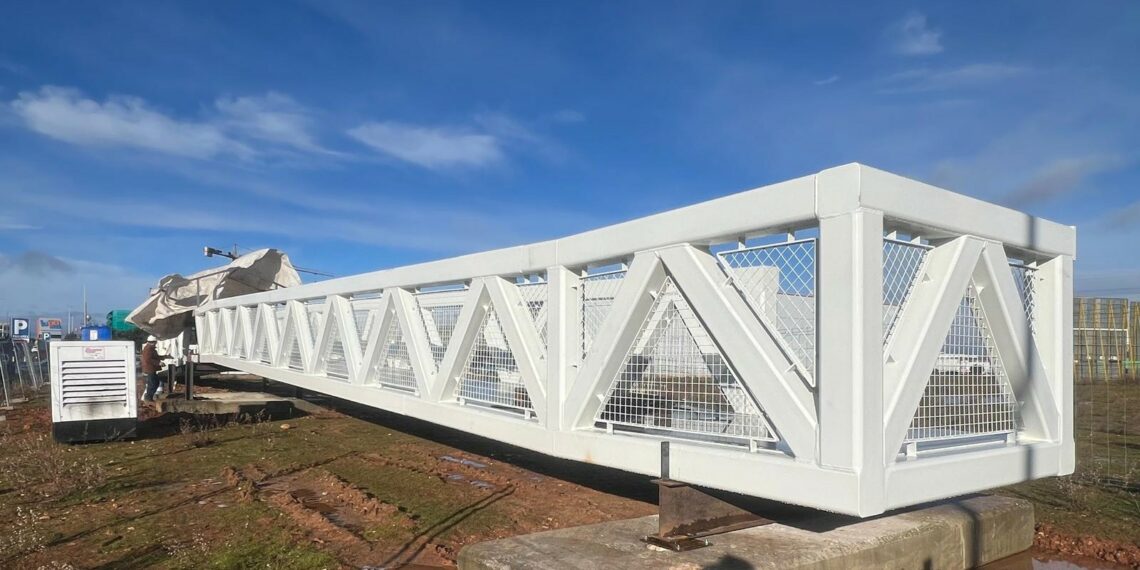 Aplazada la instalación de la pasarela peatonal entre polígonos por la borrasca de la próxima semana