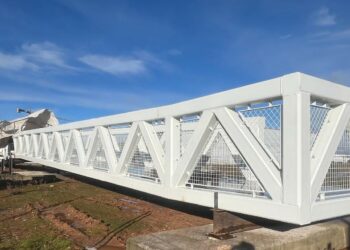 Aplazada la instalación de la pasarela peatonal entre polígonos por la borrasca de la próxima semana